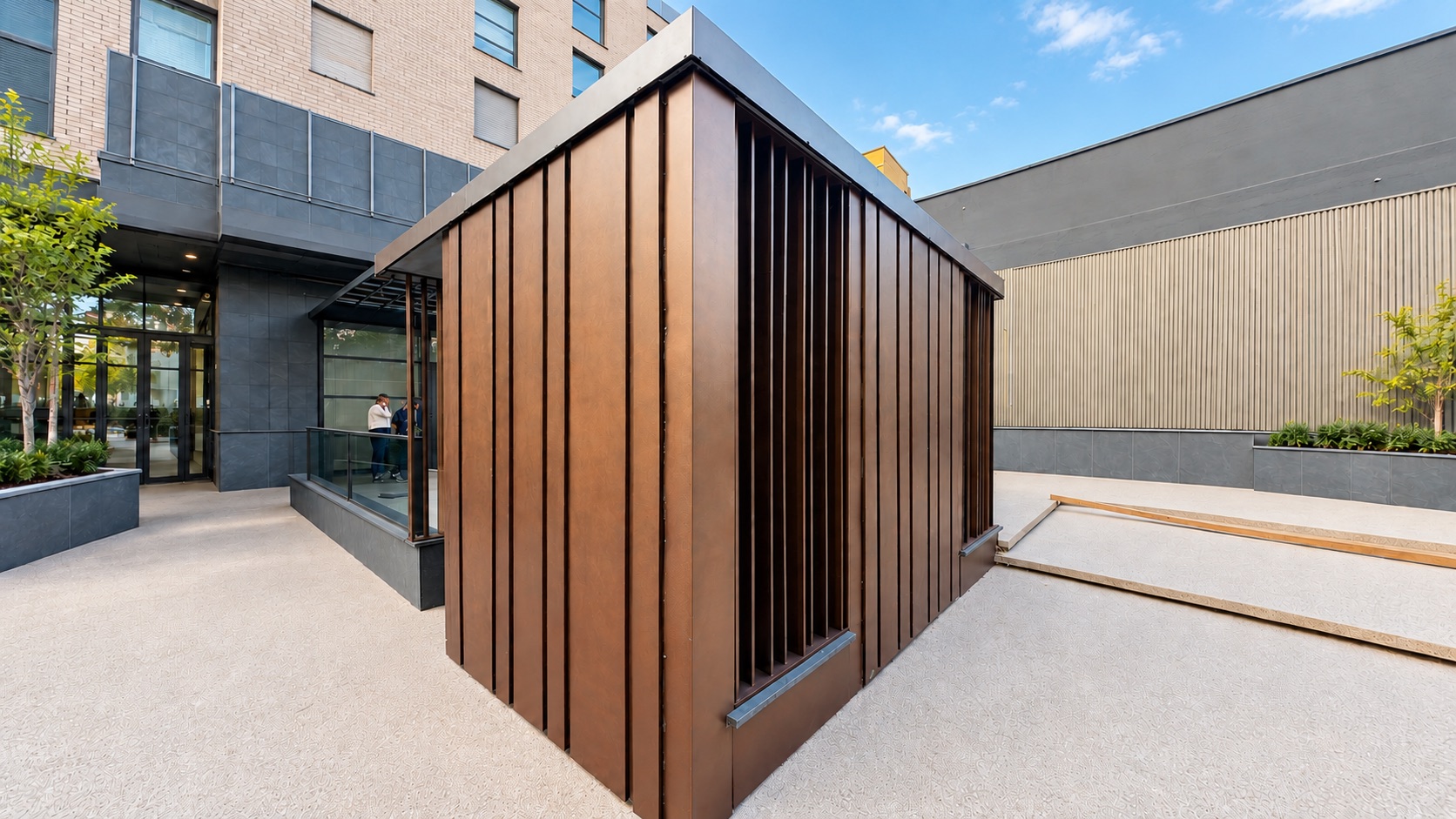 Architektonický objekt s bronzovým opláštěním v exteriéru